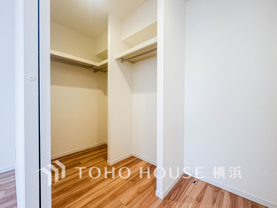 洋服やバッグなどかさばる物を大量に収納できます。タンスなどの収納家具を置かずに済むので、お部屋を丸ごと使えてスッキリ♪
