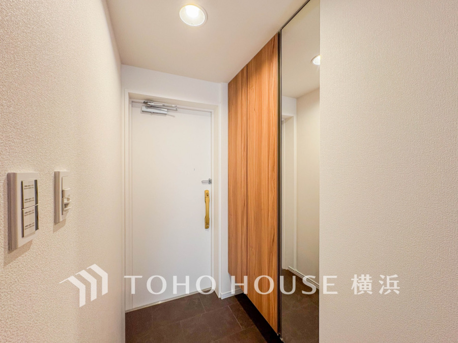 清潔感あふれる玄関は収納力抜群の木目調シューズボックスと姿見ミラーで使い勝手良好です。