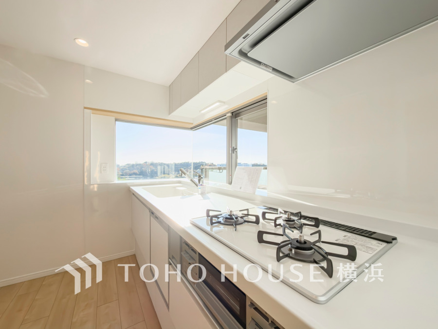 窓から開放的な景色が広がるキッチン空間です。