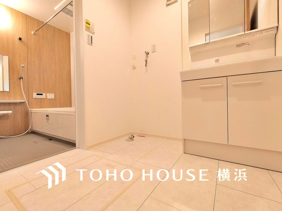 一日の始まりと終わりを心地よく演出してくれる、多彩な機能が備えられたパウダールーム。心地よいリフレッシュ空間です。大きく見やすい三面鏡で清潔感ある洗面台は、身だしなみチェックや肌のお手入れに。