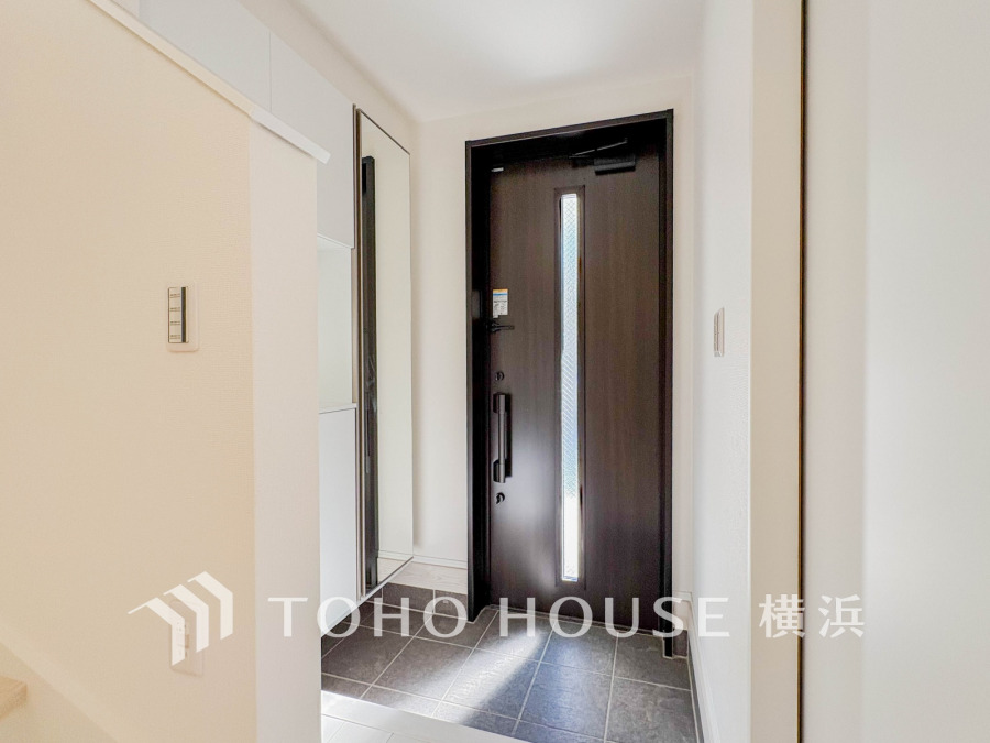 お客様をお迎えする玄関は落ち着いた雰囲気。帰り着くたびに洗練されたテイストの空間に迎えられ誇りと喜びを感じる玄関まわりです。 