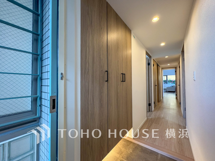 収納豊富な玄関スペース。落ち着いた色を基調としていて、上質感のある空間です。
