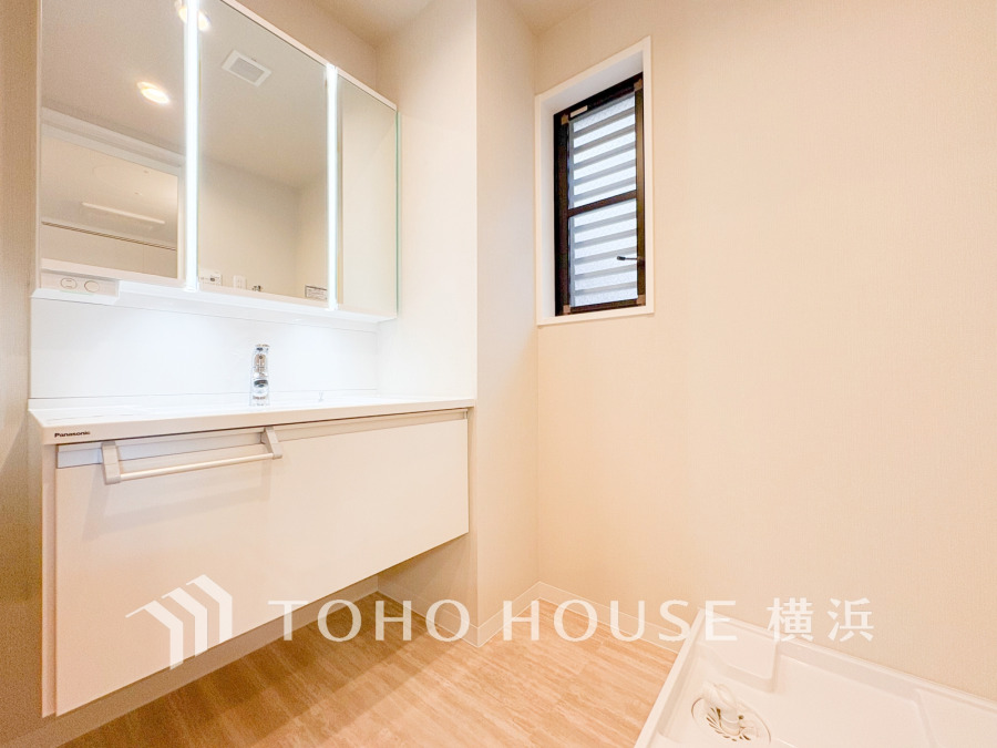 新規交換された洗面化粧台は美しく使いやすい機能が備えられています。