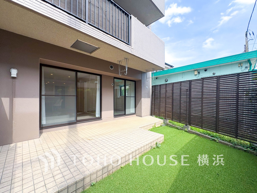 青空が輝く日には、専用庭をアウトリビングとして。お気に入りのハーブティーを飲みながら、のんびり読書もいいですね。自分時間を愉しむ素敵な場所になりそうです♪