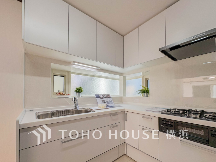 家事動線やリビングとのつながりに配慮し、食事の準備や片付けなどの家事を楽しくするキッチンスペースに仕上げました。毎日使う場所だから気持よく使えて、居心地の良い空間に。