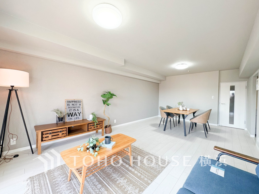 ナチュラルな色合いが魅力の広々リビング。ゆったりとくつろげる落ち着いた空間です。