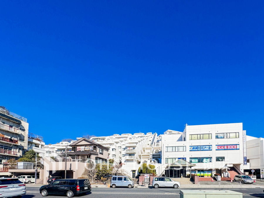 青空の下、丘陵地に広がる開放的なロケーション。白い建物が映える美しい街並みは、家族の毎日を明るく彩ります。子育て世代にも嬉しい、自然豊かな住環境です。