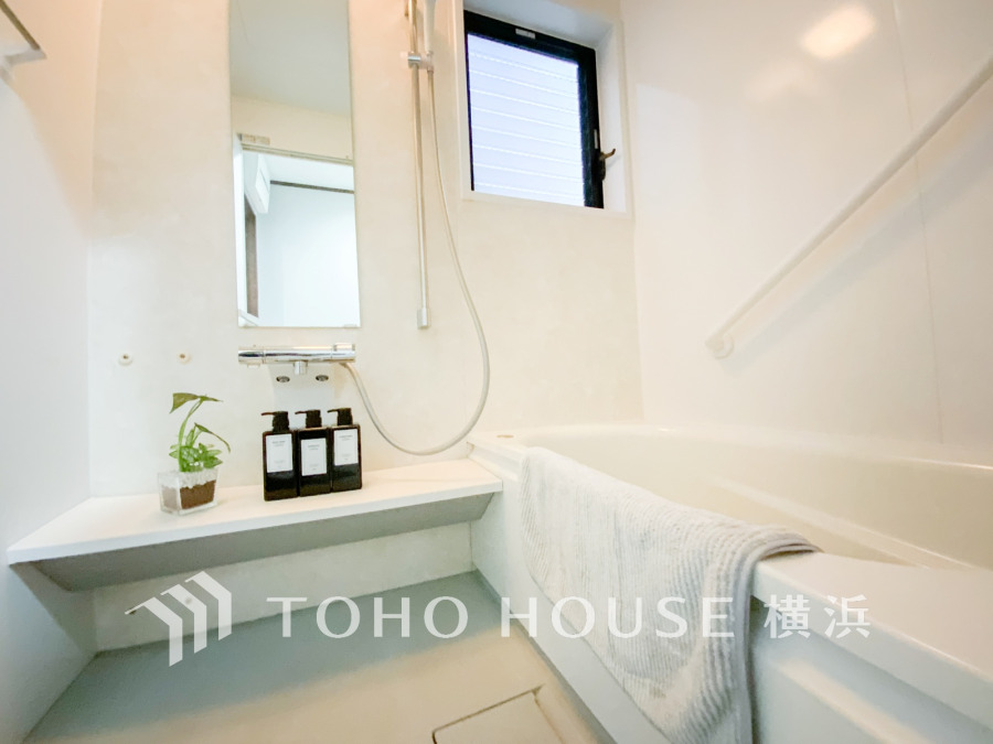 上質が感じられるカラーリングで、清潔な空間美を実現。一日の疲れが癒される優雅なバスタイムを堪能できるゆとりあるバスルームです。