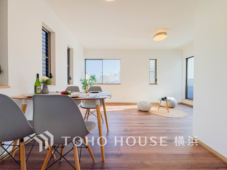 家族みんなが爽やかに健やかに過ごせるように、溢れる光をたっぷり取り込んだリビングダイニング。集いの場、憩いの場としての快適性を求めたやすらぎの空間です。