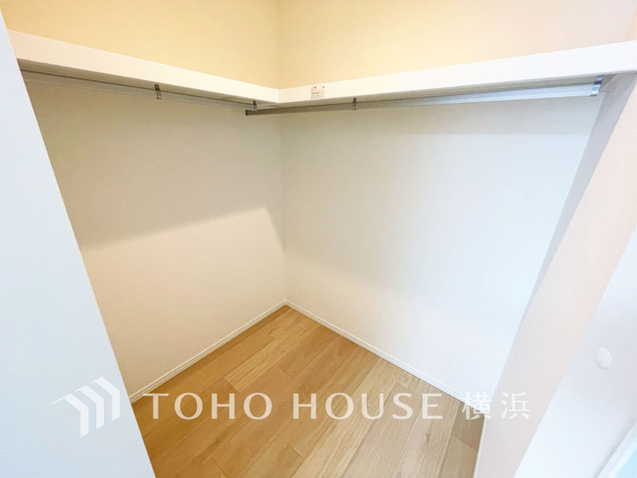 ウォークインクローゼット（＝WIC）は家族みんなの衣類が収納できるよう広めに設計。見やすく取り出しやすい、機能的で使い勝手のよい収納スペースです。