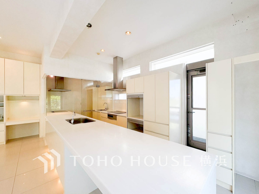 シンクとコンロが２つのキッチンカウンターに分かれているII型キッチンを採用。それぞれに十分な作業スペースが設けられ、効率よくスムーズな作業が可能なタイプ。開放感もあり、リビングとの一体感も魅力です。