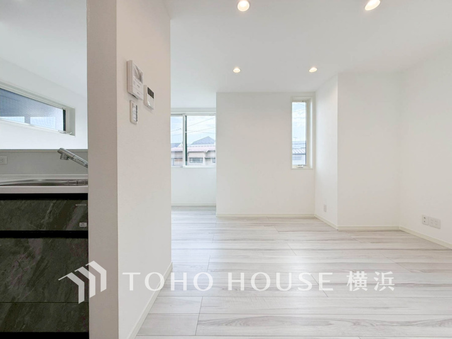 柔らかな色合いのフローリングと清潔感の溢れるクロスが明るい空間を創り出しているリビングダイニング。憩いの場に相応しく、ここで楽しむ家族の時間が絆をより深めてくれそうです。