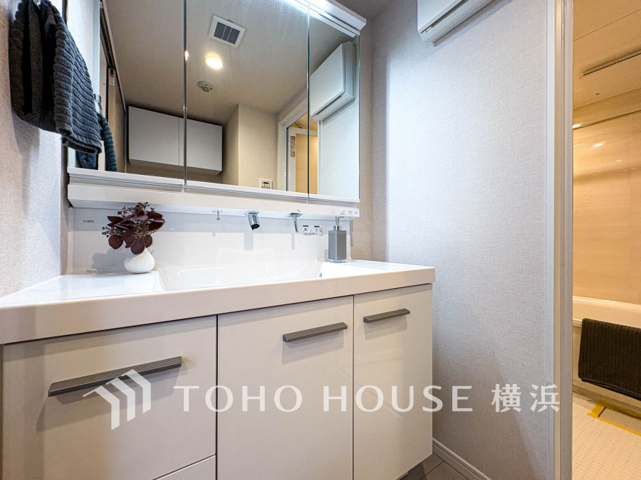 清潔感のあるプライベート空間は、身だしなみチェックや肌のお手入れに最適です。収納もあり、スッキリと見映えの良い空間に拵えました。時間に余裕とゆとりを持たせます。