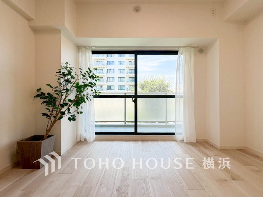 大きな窓からは快適な光を取り入れ、通気性能を上げる事で居心地の良い空間を演出します。多くの時間を過ごす住まいだからこそ、いつも快適な場所であるように心掛けています