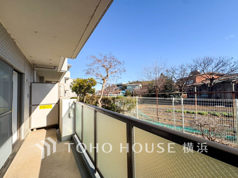 暮らしの中で光と風を演出してくれるバルコニー、見事なまでの開放的な空間を演出しながら、プライベート性も確保された空間は我が家の自慢。