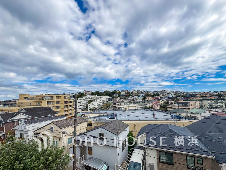 この開放感ある眺望と共に閑静な住宅街の季節感を演出する四季折々の変化を楽しめる心地よい場所となることでしょう。