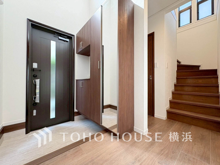 上質感漂う玄関と廊下。居住者の帰り、訪れる方を優しく迎える・安らぎに満ちた生活空間を予感させる。健やかな暮らしを楽しめそう