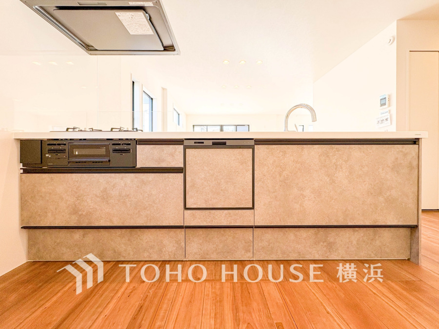 スタイリッシュなデザインと充実した機能を備えた、使いやすい対面キッチンです。明るい空間が魅力です。