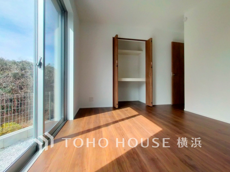 大きな窓から自然光がたっぷり入る明るい洋室。収納も充実し、快適な住空間を演出します。