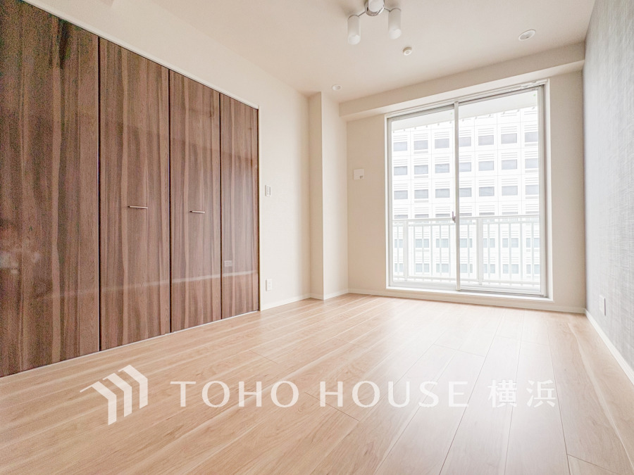 バルコニーに面した明るい空間。大容量のクローゼット付きです。
