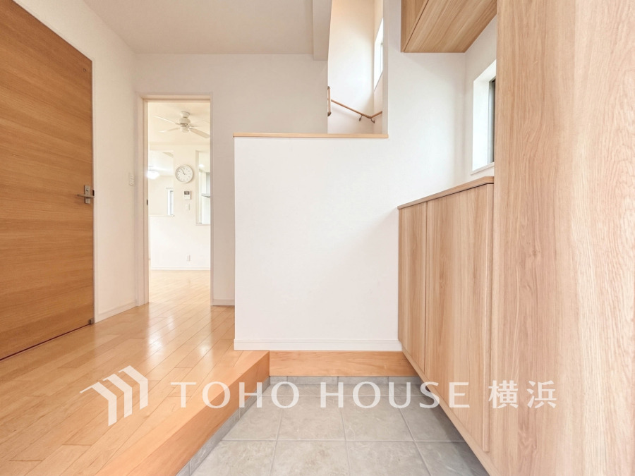 居住者の帰り、訪れる方を優しく迎え、やすらぎに満ちた生活空間を予感させる。健やかな暮らしを楽しめそう。