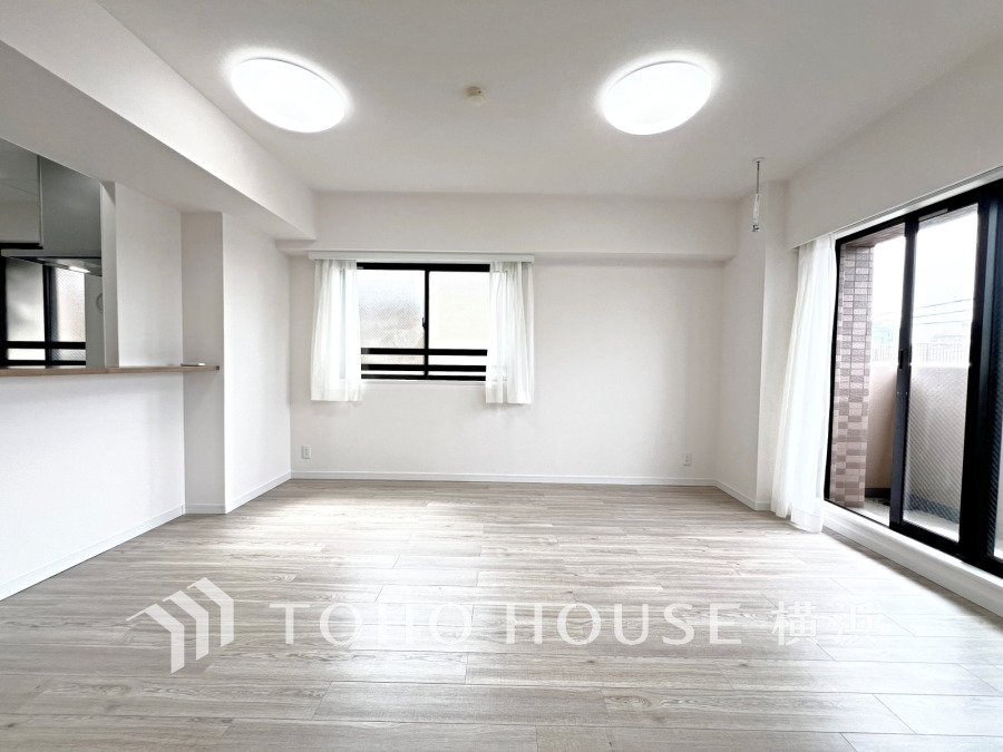 大きな窓からたっぷりと光が入る明るいLDK。落ち着いた雰囲気に包まれた空間です。
