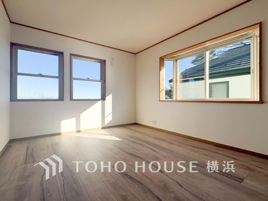 過ぎ行く時間をゆったりと感じることができる落ちついたプライベートルーム。リビングで楽しく過ごした後はゆっくり寛ぎの時間を満喫できます。静かな環境でリラックスタイムを愉しんで。