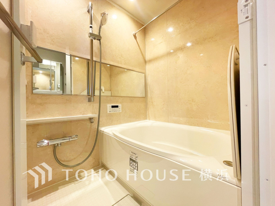 1日の疲れを取り心身を癒すことができる住まいの中のリラクゼーション空間、バスルーム。心からゆったりと寛いでいただけるよう、あたたかみのある色合いで仕上げています。