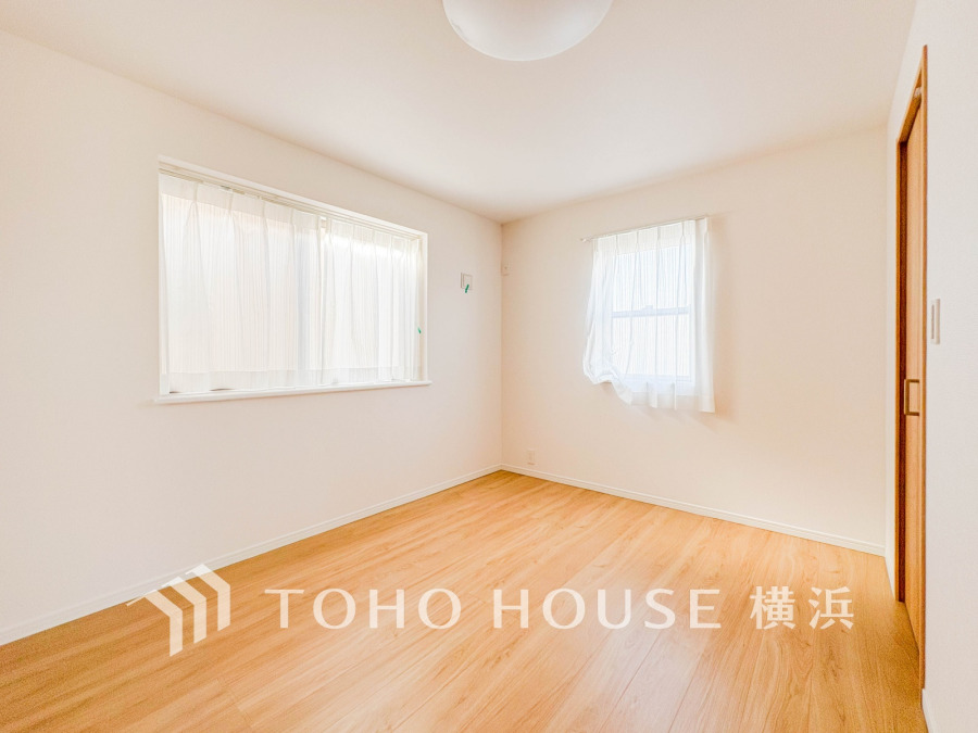 2面採光の明るく爽やかな空間。プライベートな自分時間を快適に過ごせるお部屋です。
