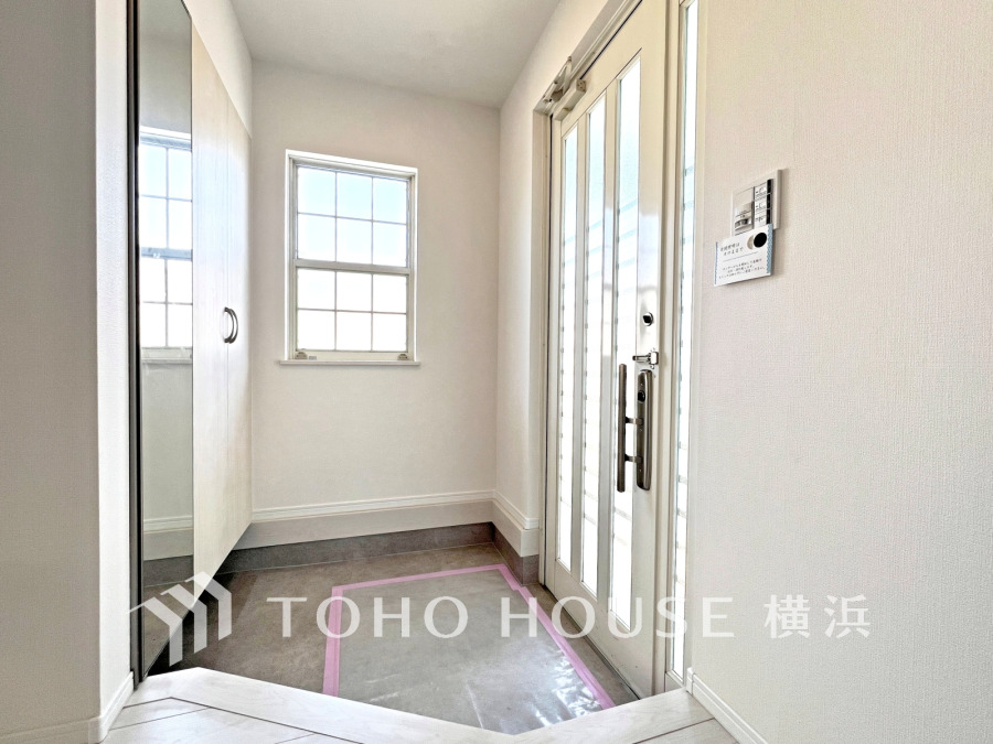 収納力の豊富なシューズボックスを設置した玄関スペース。明るく清潔感のある空間です。
