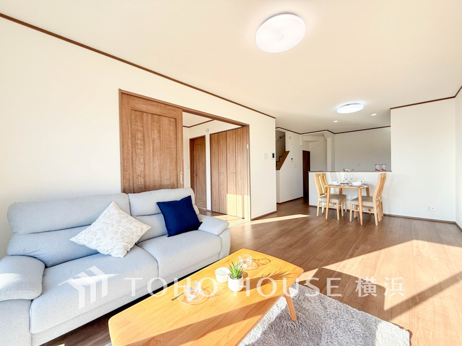 家族と過ごすひと時を溢れる光が優しく包み込むリビングダイニング。家族とともに、心穏やかに過ごすひととき。家族との時間、自分の時間を大切にできる空間がここにあります。