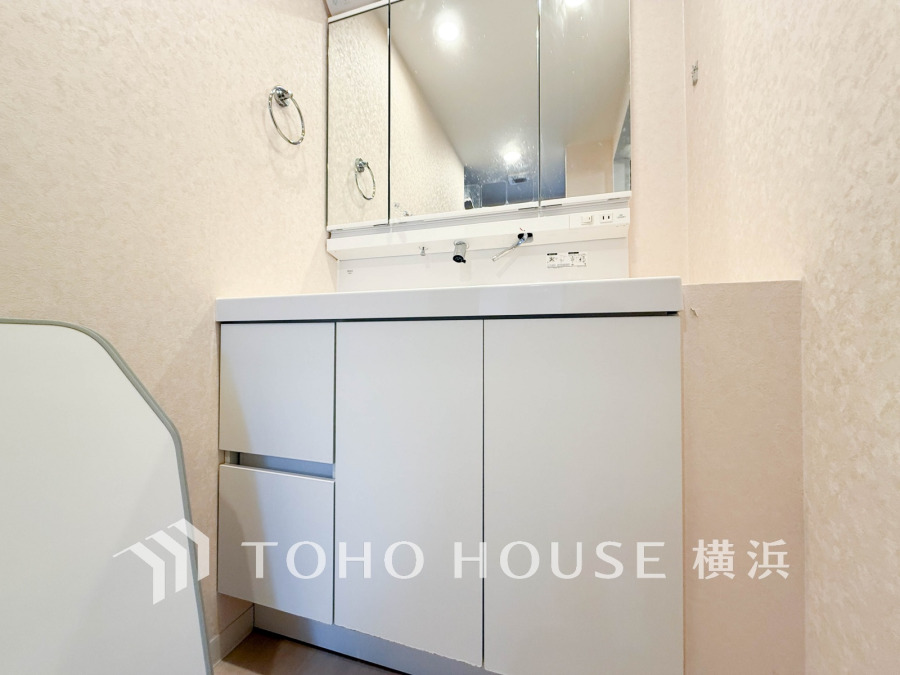 十分な大きさの洗面台は、身だしなみチェックや歯磨きなど、朝の慌ただしい時間でも余裕とゆとりを感じて頂けます。