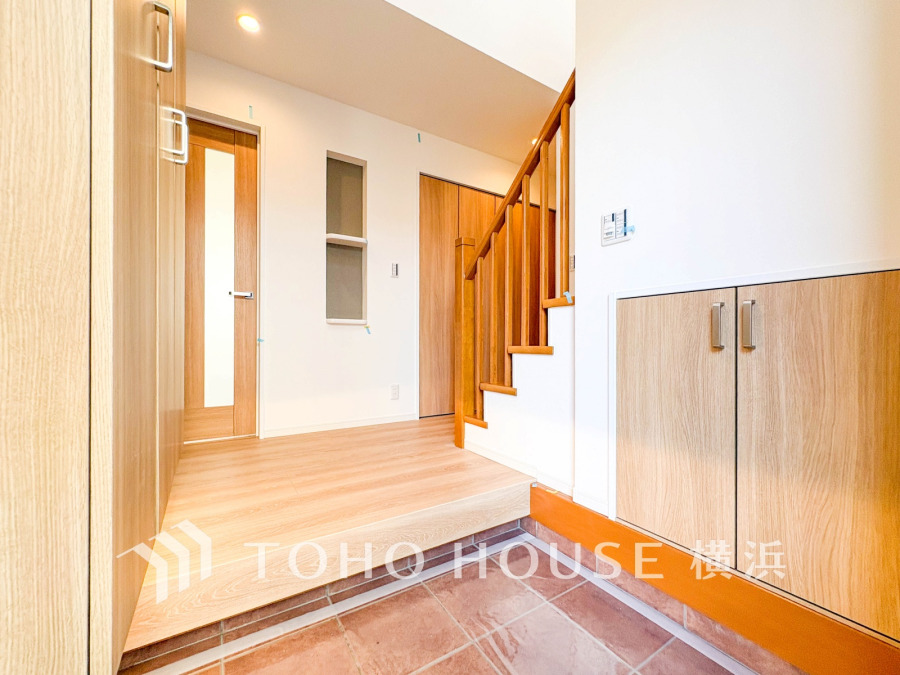 木のぬくもりを感じる上質感のある玄関スペース。豊富な収納とゆとりを感じさせる心地よい空間です。