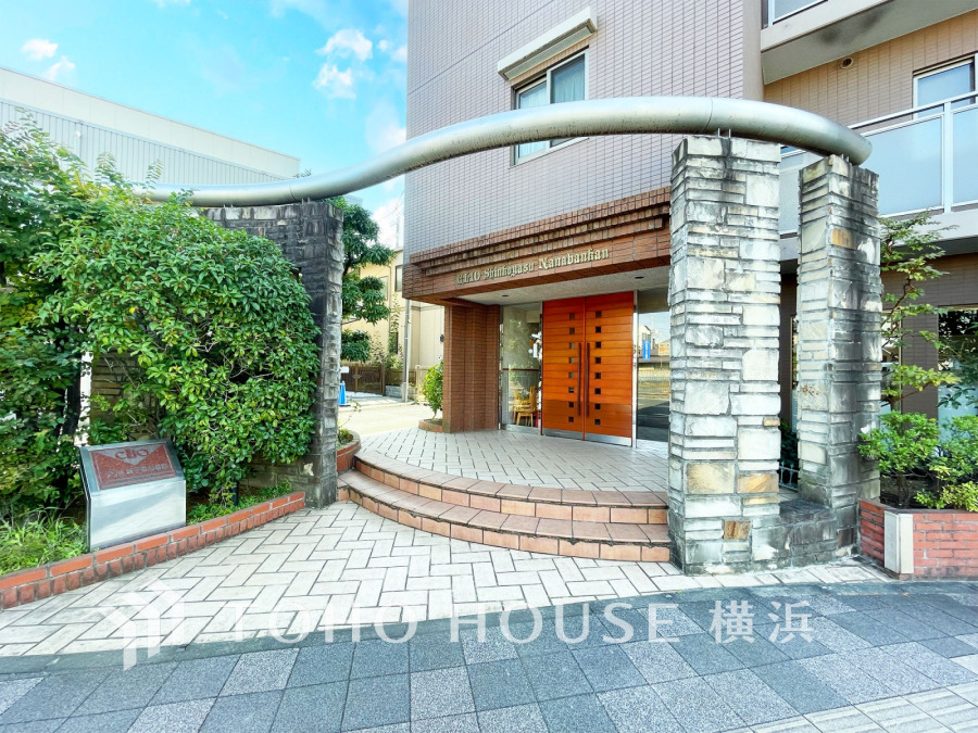 植栽の位置や開放的なエクステリアも含めて美しくトータルにデザインされています。時間のゆとりと空間、爽やかな陽光がもたらす光と風を贅沢なまでに感じる暮らしが始まります。