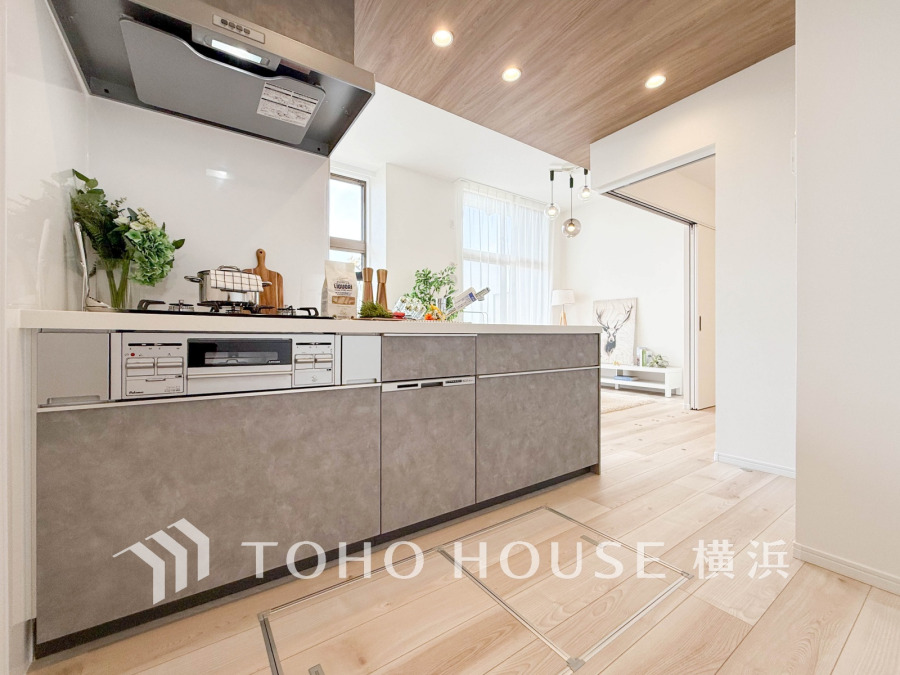 自然光が差し込む明るいキッチン。収納豊富で使いやすく、リビングとの一体感がある開放的な空間です。