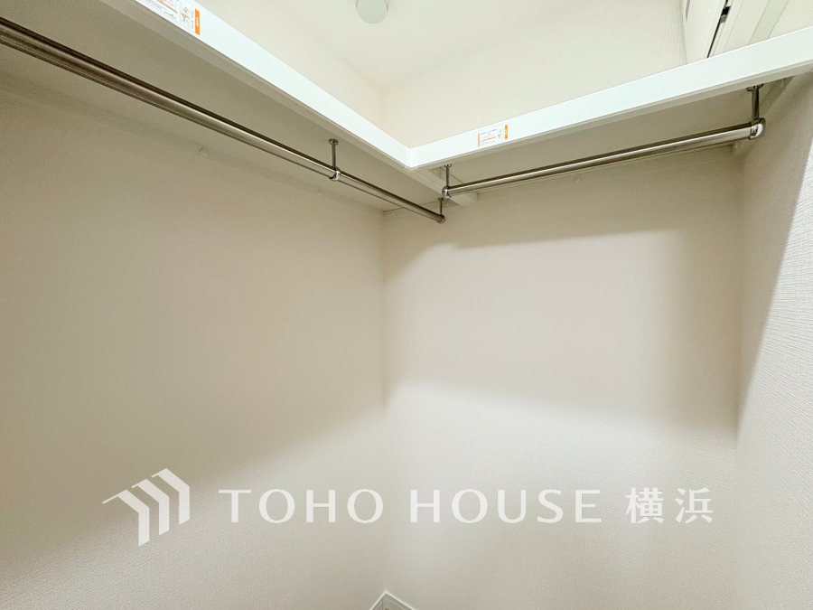 洋服やバッグなどかさばる物を大量に収納できます。タンスなどの家具を置かずに済むので、お部屋を丸ごと使えてスッキリ♪暮らし心地を大きく左右する収納が豊富なお住まいです。