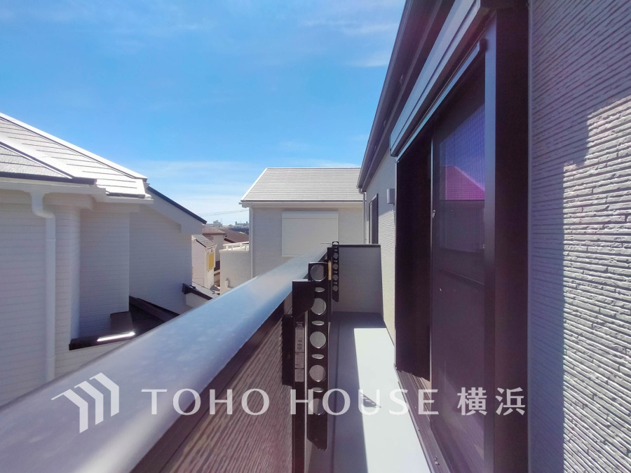 陽当たり良好なバルコニーからは、落ち着いた街並みが広がる閑静な住宅街や青空が広がり、心地よい景色を愉しむことができます。