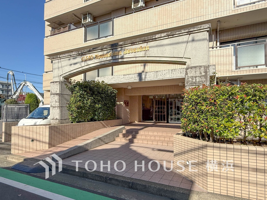 開放的なエクステリアも含めて美しくトータルにデザインされています。時間のゆとりと空間、爽やかな陽光がもたらす光と風を贅沢なまでに感じる暮らしが始まります。