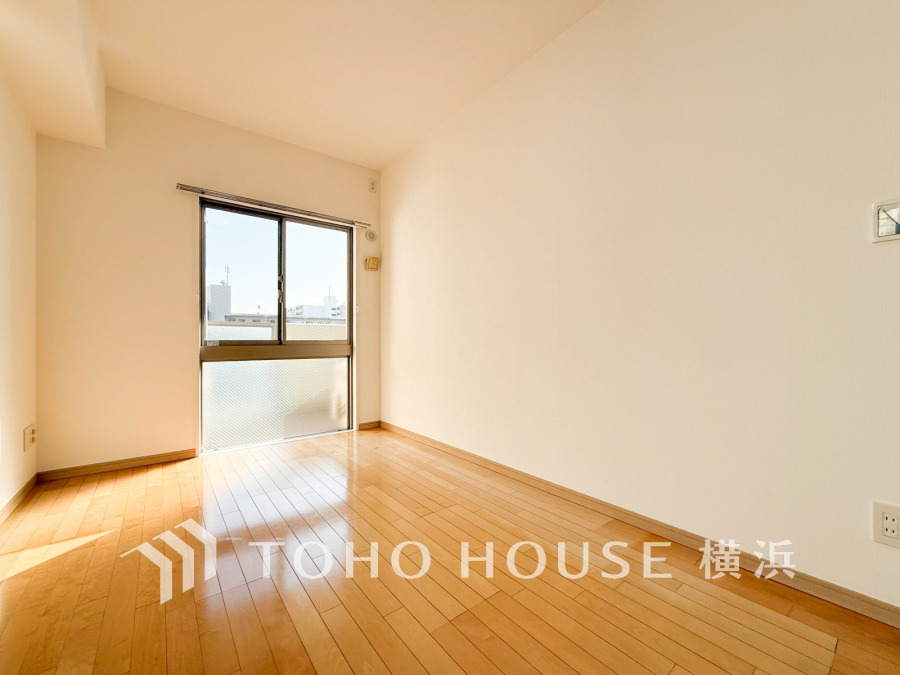 陽当り良好の2面採光の6.6帖の洋室。大容量のウォークインクローゼット付き。