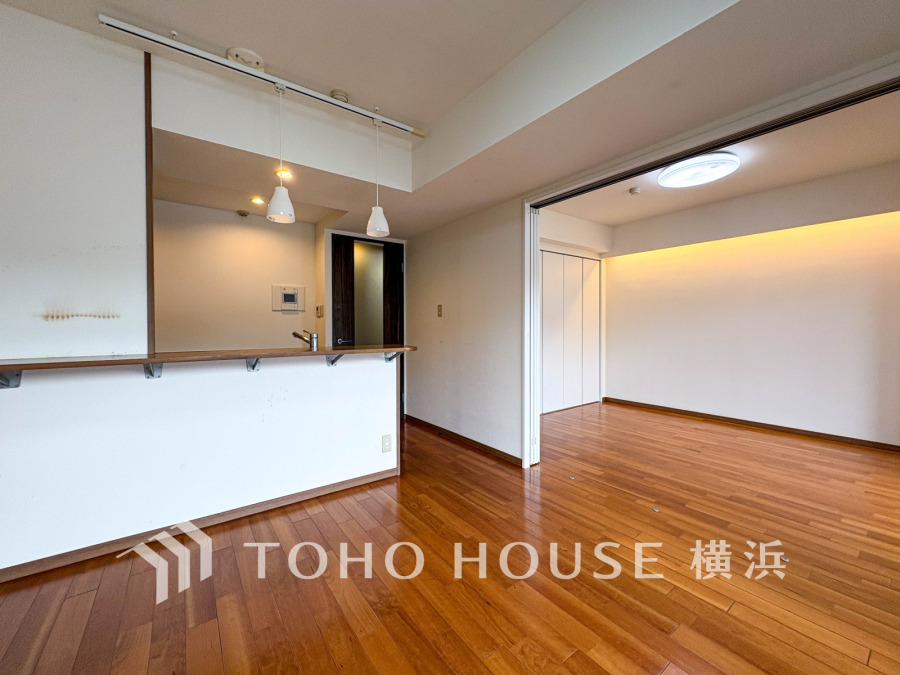 光と風が溢れる開放的なリビングダイニングには自然と家族みんなが集まってきます。明るく穏やかな空気の中で飲んだり、食べたり、笑ったり。