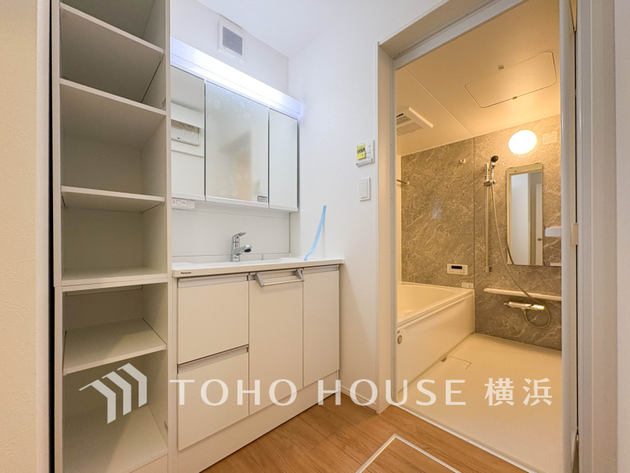 脱衣スペースを含む空間はゆとりの広さを設け、また洗面化粧台の鏡の後ろに収納スペースを設ける事により、散らかりやすい洗面スペースをスッキリ保てます。