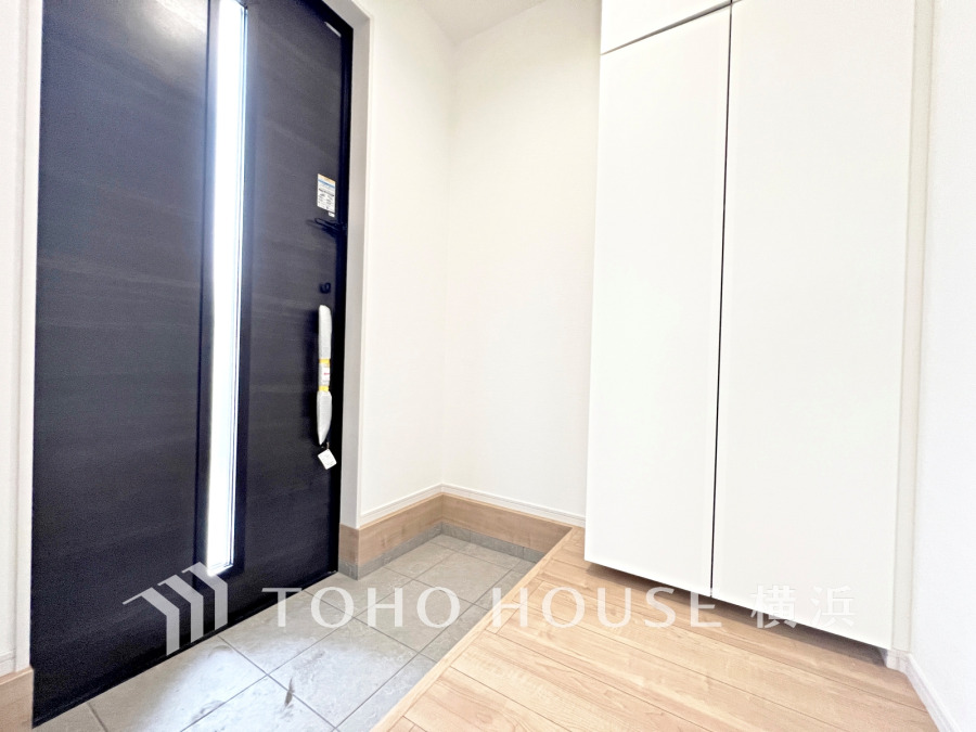 明るく清潔感のある玄関は、収納力のあるシューズボックス付きで整った空間を実現しています。