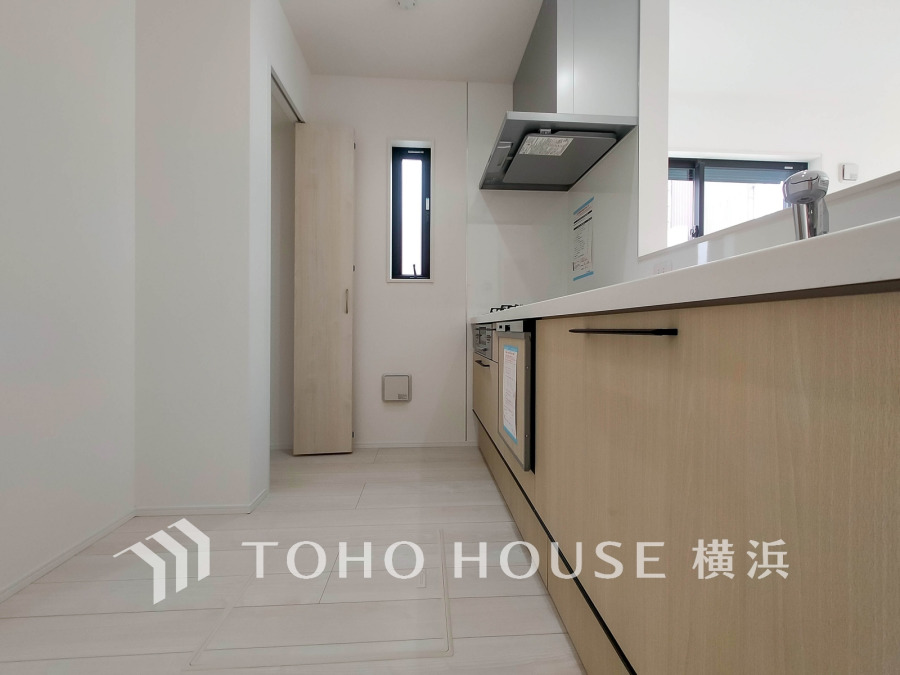 キッチンにはパントリーを設置。ストック用品や掃除用具などの収納に便利ですね。
