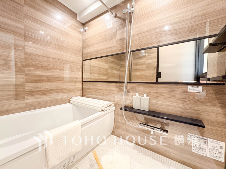 掃除のしやすさ・収納の便利さなど、おふろを使う人、お手入れする人、みんなにとっての「しあわせ性能」を追求したバスルームを採用いたしました。