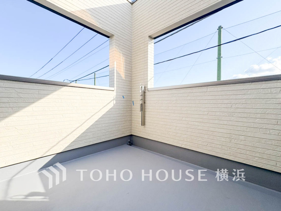 開放感いっぱいの眺望と共に光と風を享受するバルコニー。緑豊かな景観を眺めることができます。