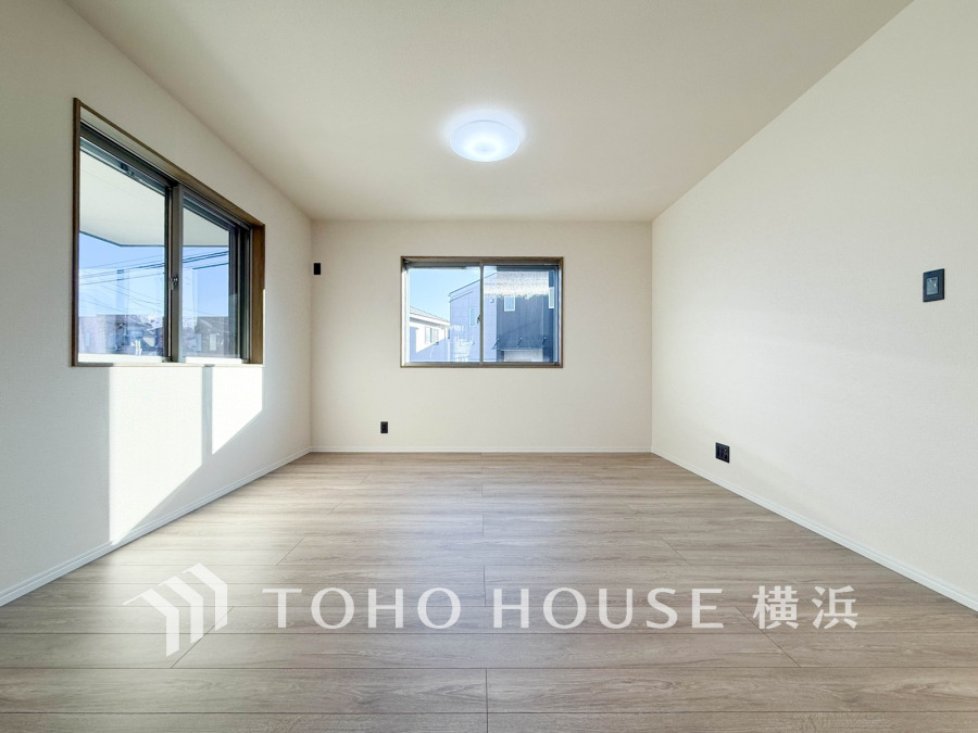 家族と過ごすひと時を溢れる光が優しく包み込むリビングダイニング。家族とともに、心穏やかに過ごすひととき。家族との時間、自分の時間を大切にできる空間がここにあります。