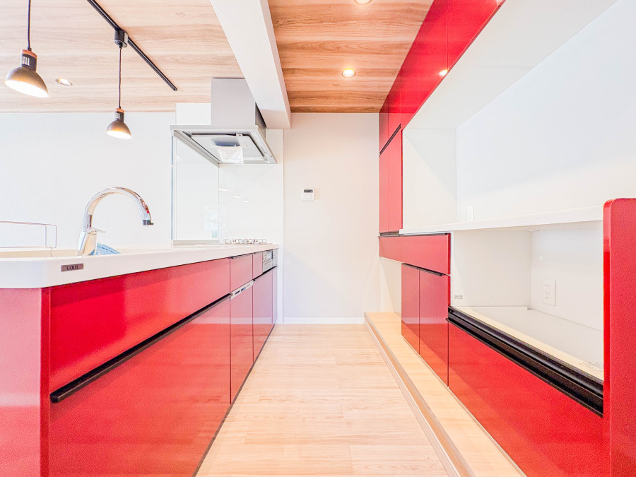 収納棚を背面に設置した統一感のあるキッチンスペースは美しく、機能性も良好です。
