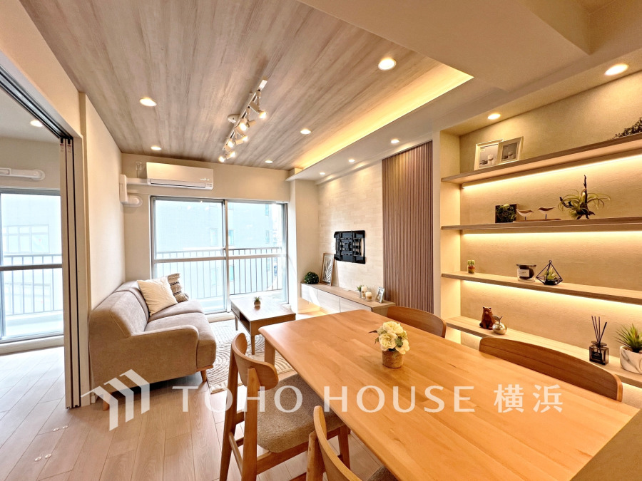 ここにはみんなが集い、食事と楽しい会話が始まる。話に夢中になりすぎて、ついつい時を忘れてしまう。そんな束の間の幸せを感じさせてくれる場所。