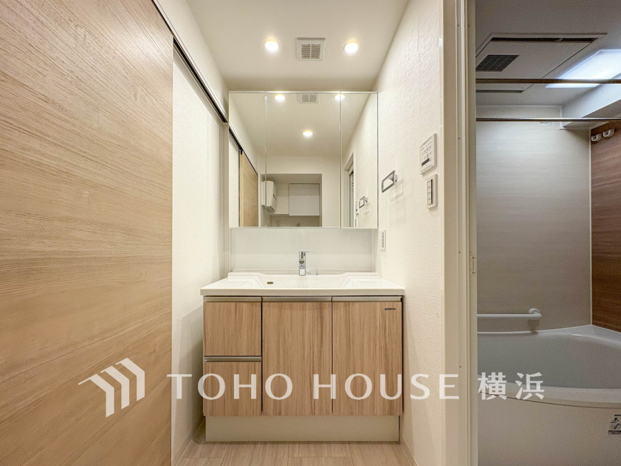 十分な大きさの洗面台は、身だしなみチェックや歯磨きなど、朝の慌ただしい時間でも余裕とゆとりを感じて頂けます。