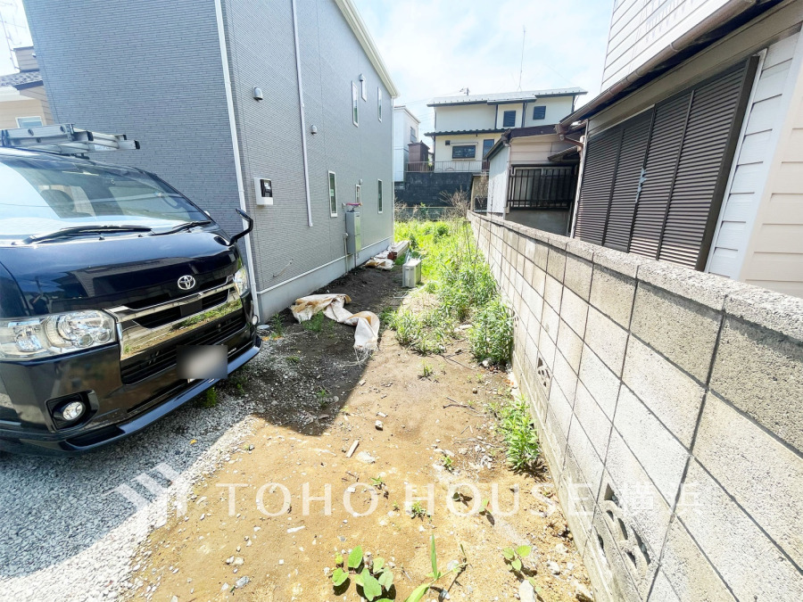 通りより一歩入った位置の区画なので、プライバシーが保たれる印象です。